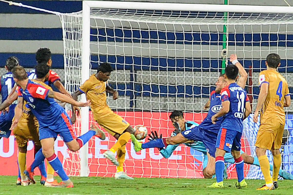 Mumbai City FC’s Rowllin Borges (centre) scores in the 94th minute against Bengaluru FC at Sree Kanteerava Stadium in Bengaluru on Sunday. The goal ended BFC’s 13-match unbeaten streak at home. DH Photo/ Pushkar V