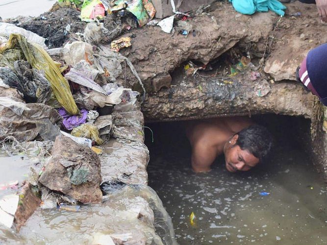 Karnataka stands sixth with 1,754 such people after Uttar Pradesh (19,712), Maharashtra (7,378), Uttarakhand (6,033), Rajasthan (2,590) and Andhra Pradesh (1,982) of the over 42,000 manual scavengers across the country. Photo/PTI