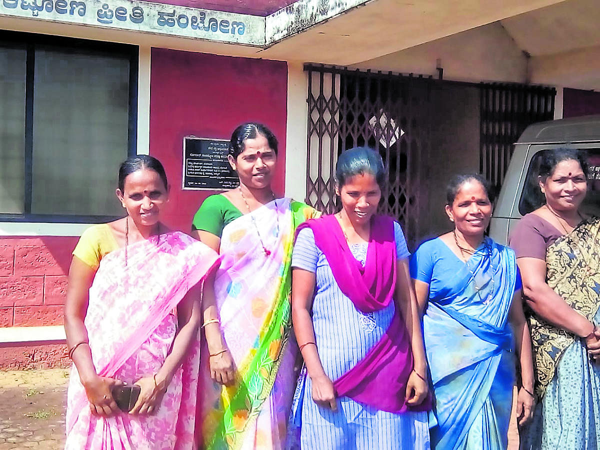 Five women from Balepuni who underwent training at Vandse SLRM unit.