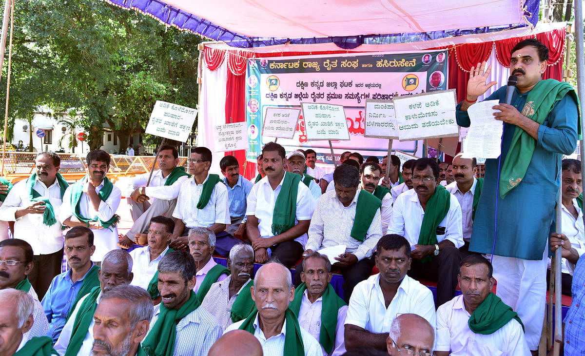 Members of the Karnataka Rajya Raitha Sangha and Hasiru Sene, Dakshina Kannada unit, stage a protest in front of the deputy commissioner’s office in Mangaluru.