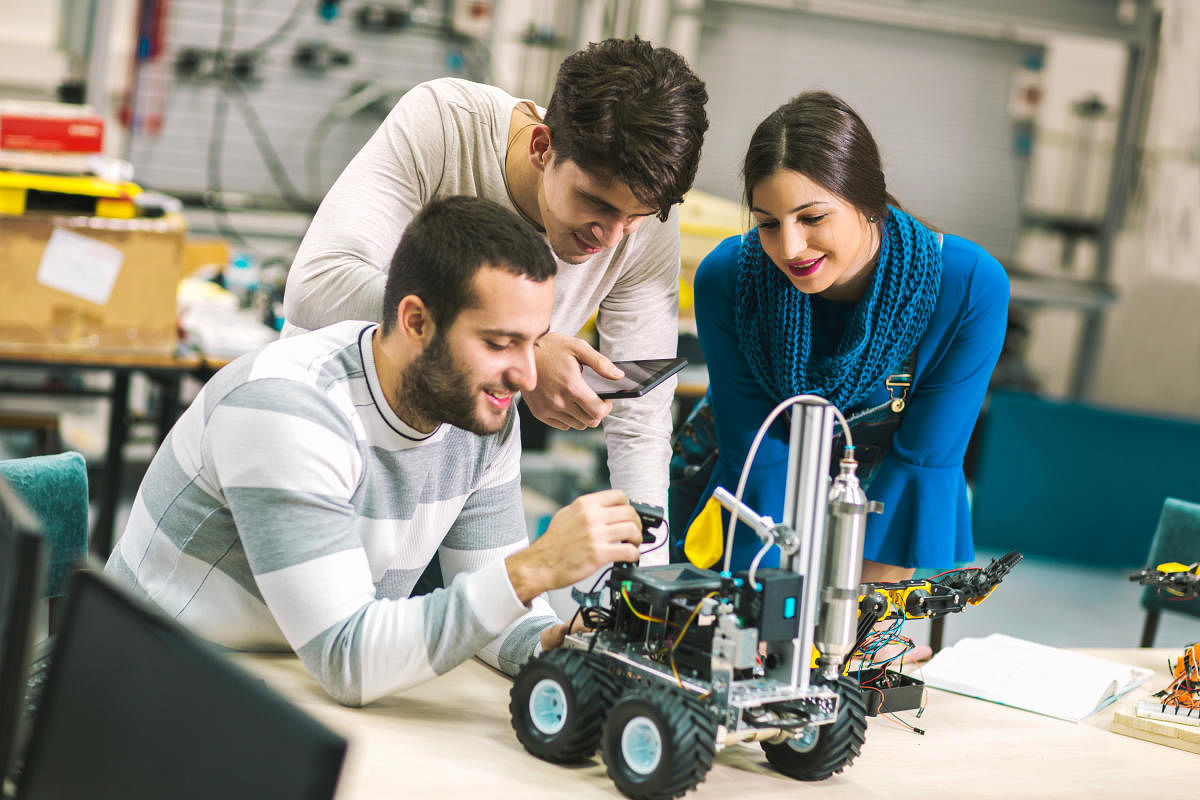 Robotics engineers should have expertise in both hardware and software.