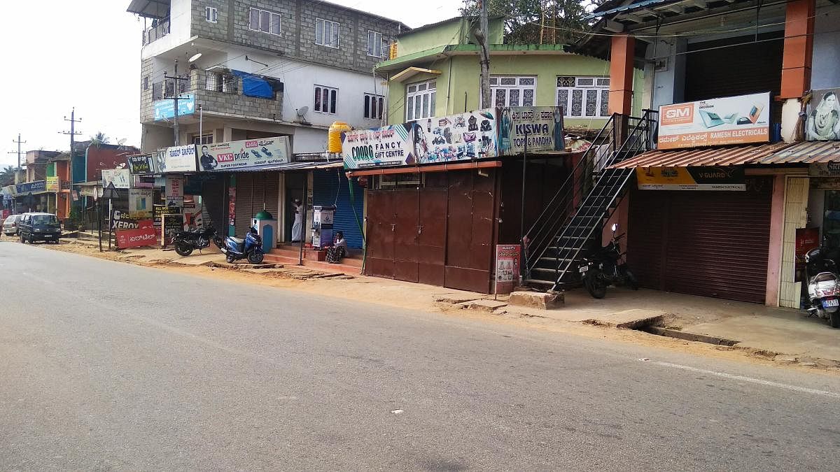Members of Muslim community voluntarily supported the bandh call given by Kodagu Muslim Hitharakshana Vedike, by shutting down their business establishments in Suntikoppa, against the police firing, which killed two youths in Mangluru on Thursday. DH Phot