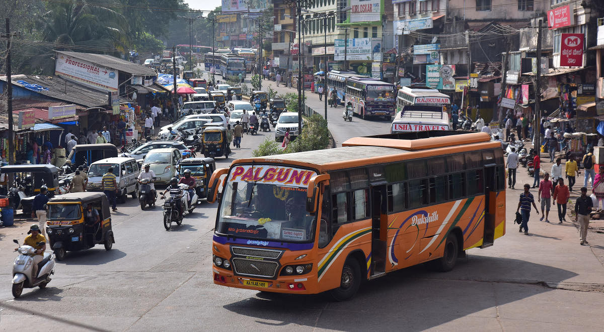 Vehicles venture on the roads after the curfew was relaxed in Mangaluru on Sunday. DH Photo/Govindaraj Javali