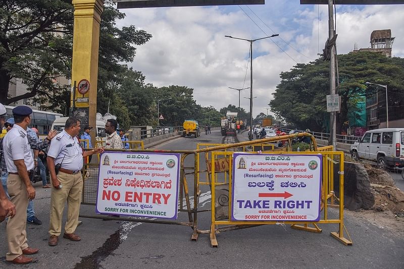 BGS flyover road repair work is started and one side road is closed and traffic is diverted at Mysuru. (DH Photo)