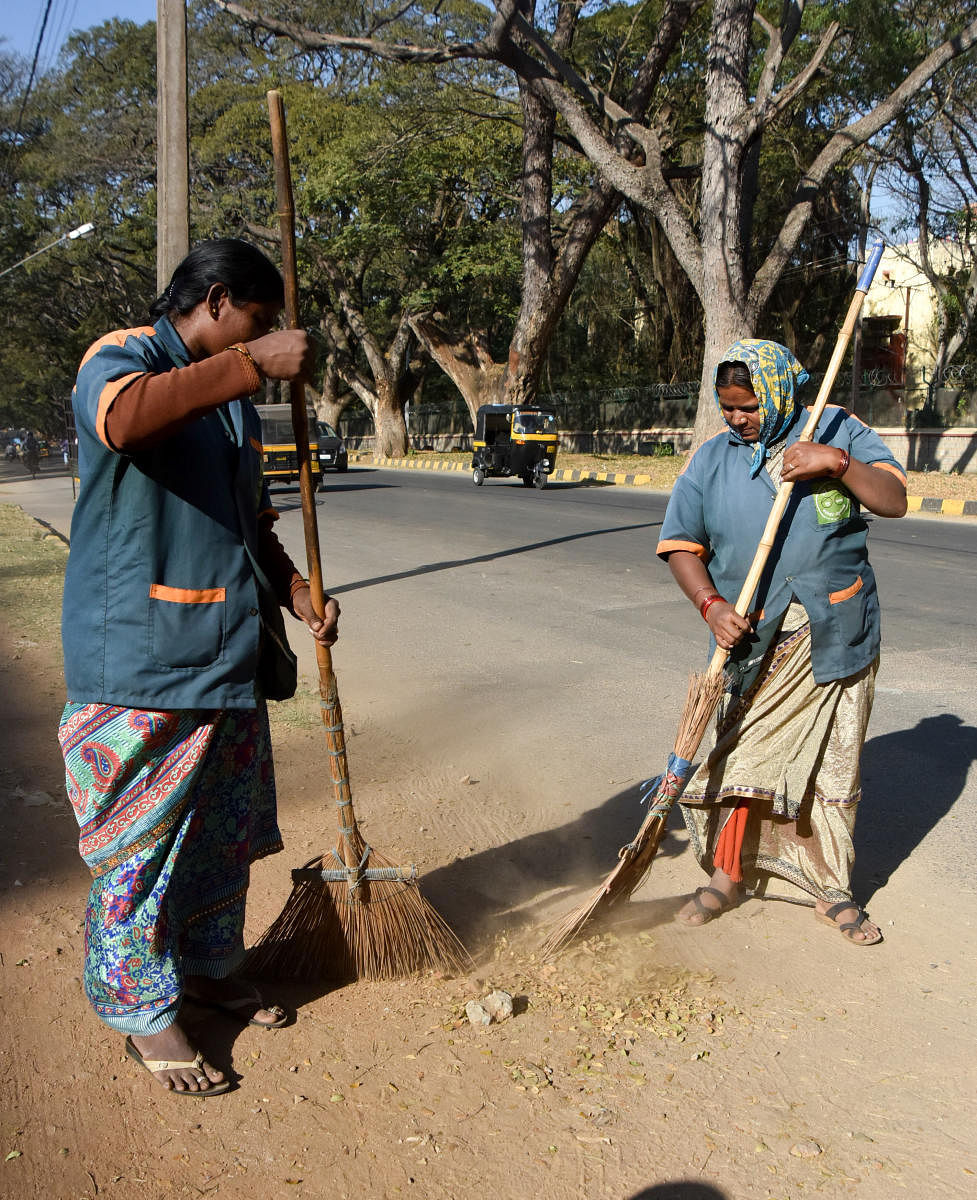 Civic workers take up cleaning work in Mysuru. DH-File Photo