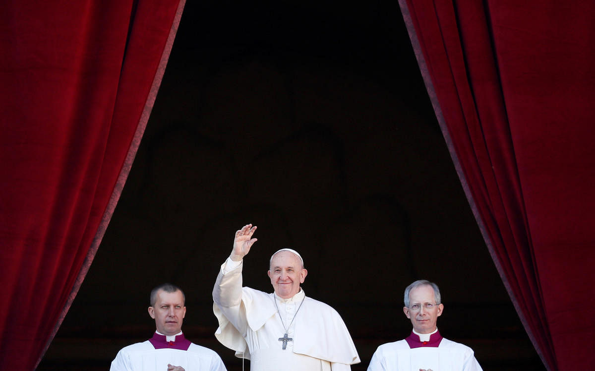 Pope Francis waves as he delivers the "Urbi et Orbi" Christmas Day message. (Reuters Photo)