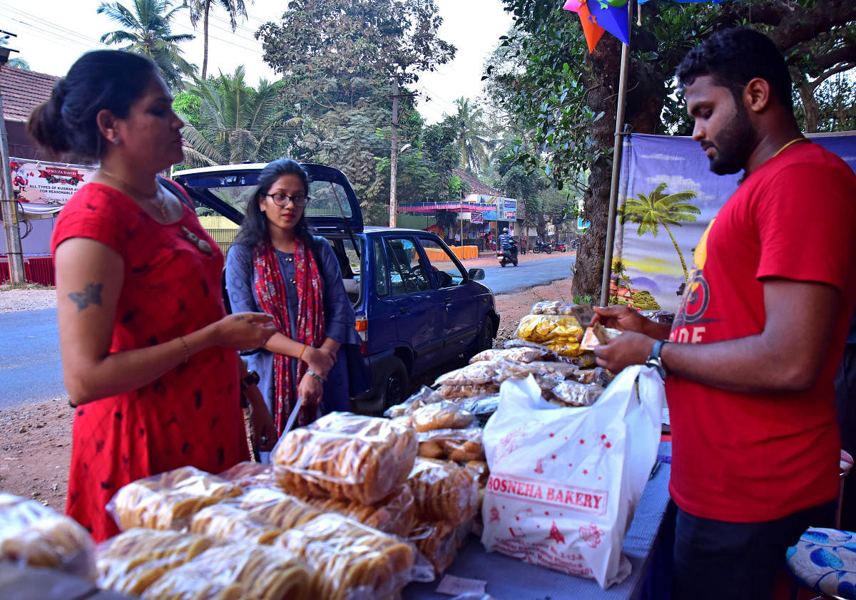 Women buy 'kuswar' from a stall at Kulshekhar road in Mangaluru on the eve of Christmas. DH Photo/Govindaraj Javali