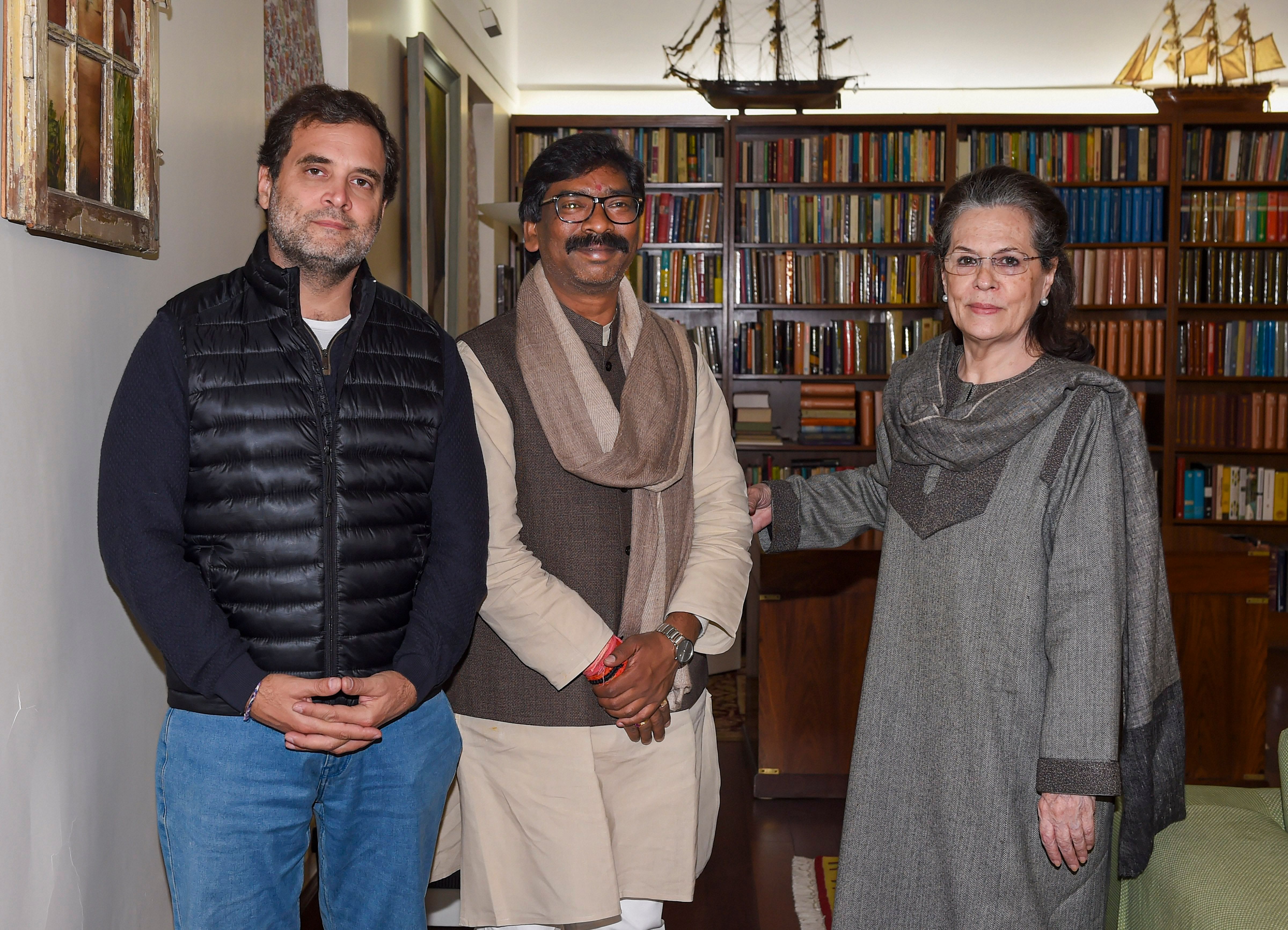 Jharkhand Chief Minister-designate Hemant Soren meets Congress interim President Sonia Gandhi and party leader Rahul Gandhi at Sonia's residence in New Delhi. (PTI Photo)