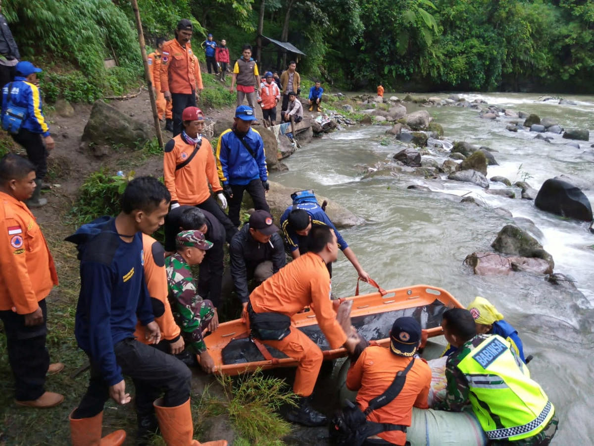 Rescue workers carry the body of a passenger of Sriwijaya bus following an accident at Liku Lematang, South Sumatra province. (Reuters Photo)