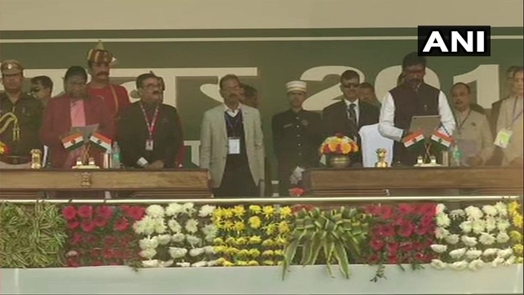 Hemant Soren takes oath as the Chief Minister of Jharkhand; oath administered by Governor Droupadi Murmu. (Twitter Image/@ANI)