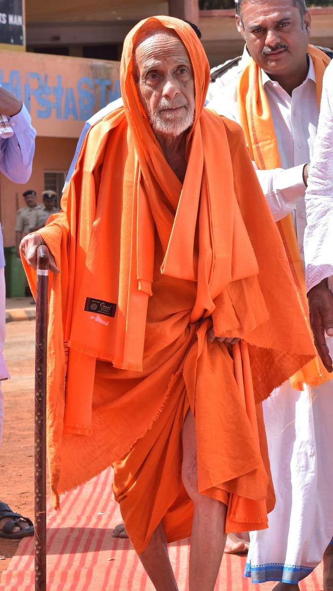 Vishwesha Theertha, who died aged 88 in Udupi after a brief illness on Sunday, was socially active and had reached out to Dalits with his visits to their colonies even as he carried on his spiritual activities with equal vigour and endeared thousands of devotees with his inclusive approach during his eight decades of sainthood. (DH Photo)
