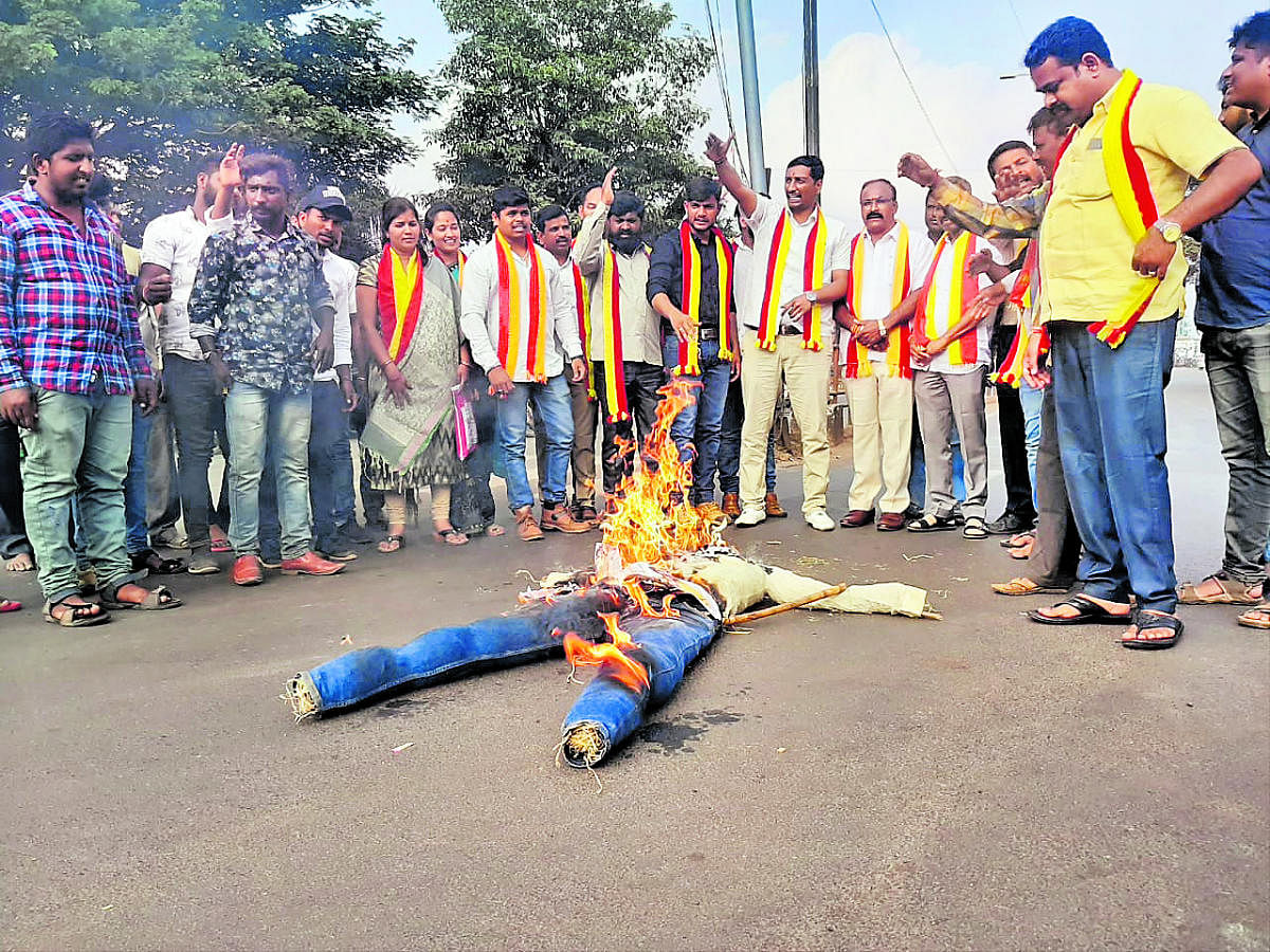 Members of the pro-Kannada organsations burn the effigy of Maharashtra chief minister Uddhav Thackeray in Belagavi on Saturday, demanding action against the Shiv Sena members for burning the Kannada flag at Kolhapur in Maharashtra. DH Photo