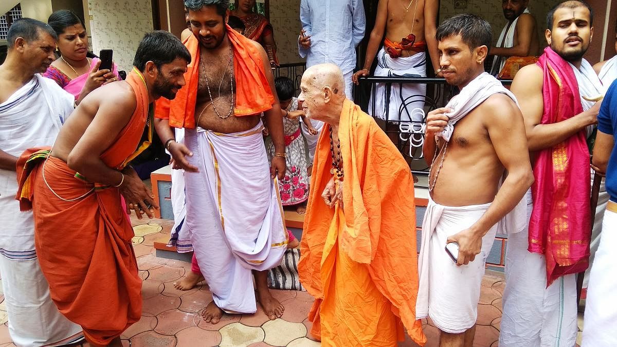 On May 31, 2019, Pejawar seer Vishwesha Theertha Swami called on priest Ganesha Upadhyaya in Andagove near Suntikoppa in Kodagu district.