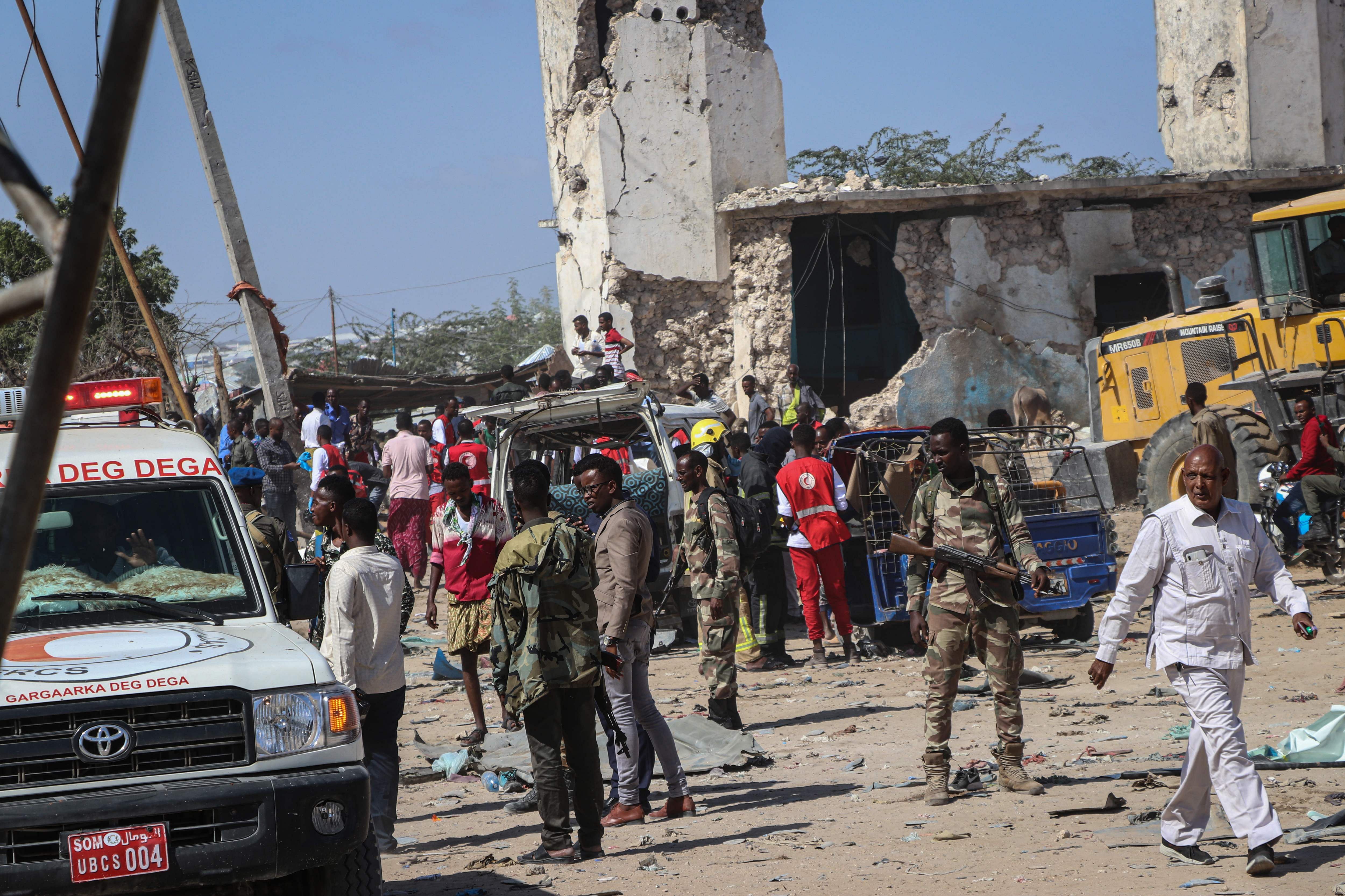 Somali soldiers secure the scene at a car bombing attack site in Mogadishu. (AFP Photo)