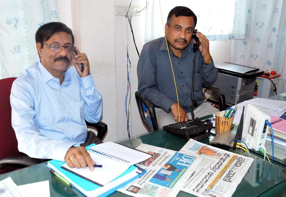 Mescom Technical Director Anand Naik and Superintending Engineer G S Manjunath speak during the phone-in programme organised by Prajavani, the sister publication of Deccan Herald, in Chikkamagaluru on Monday.