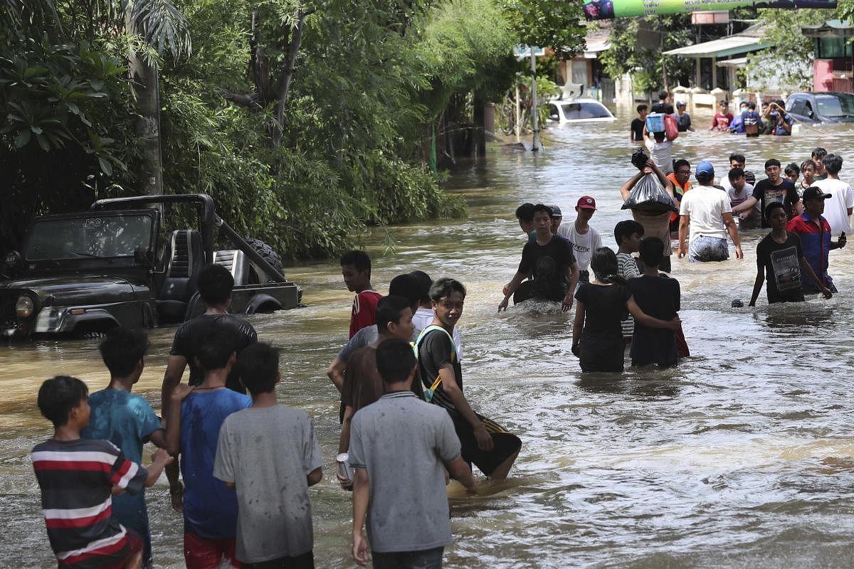  People wade through a flooded neighborhood in Tanggerang outside Jakarta. (AP photo)