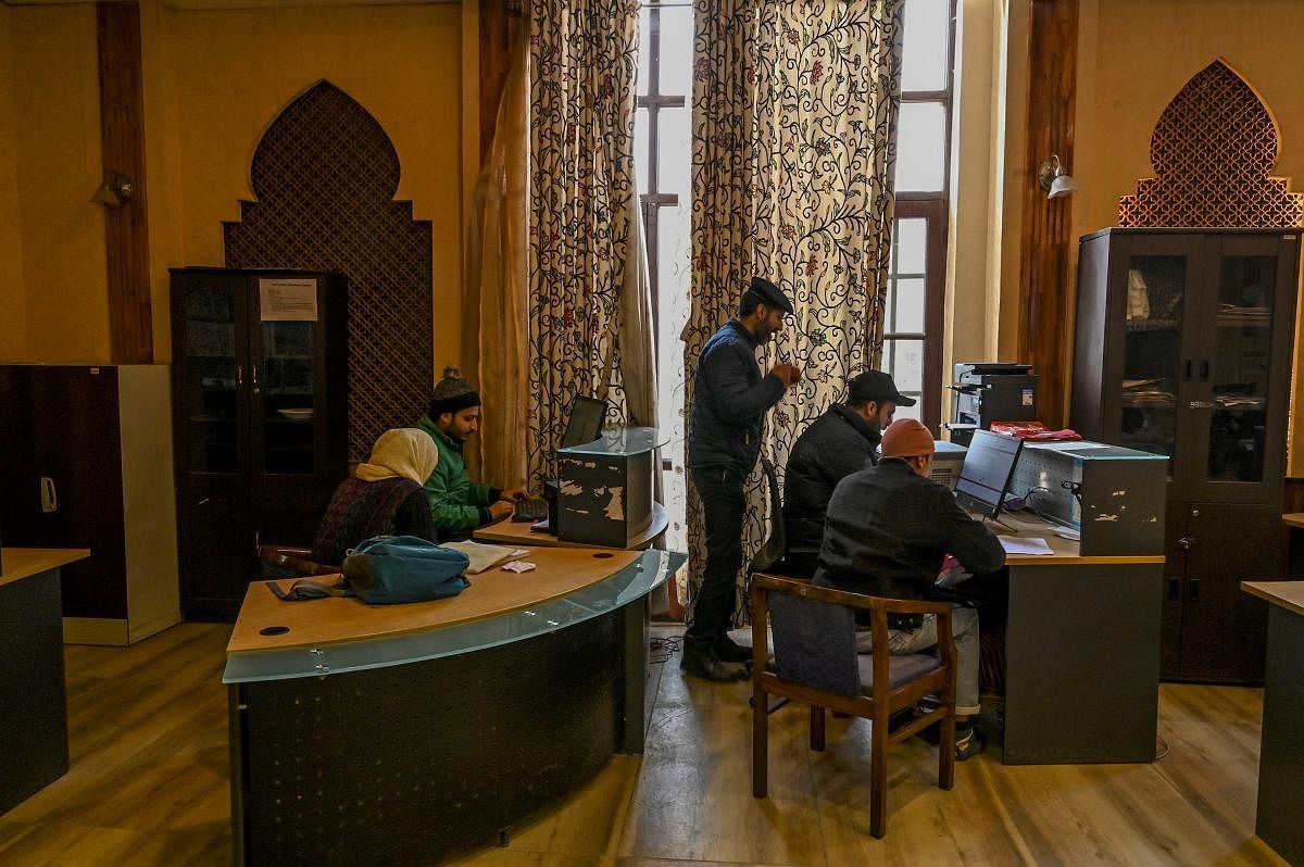 Kashmiri students use the internet in Srinagar (AFP Photo)