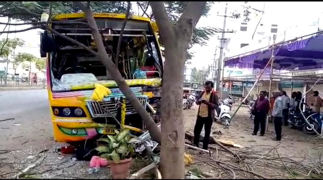 The bus crashed into a tree near Venkatagiri Hotel on New Jewargi Road in the city. (DH photo)