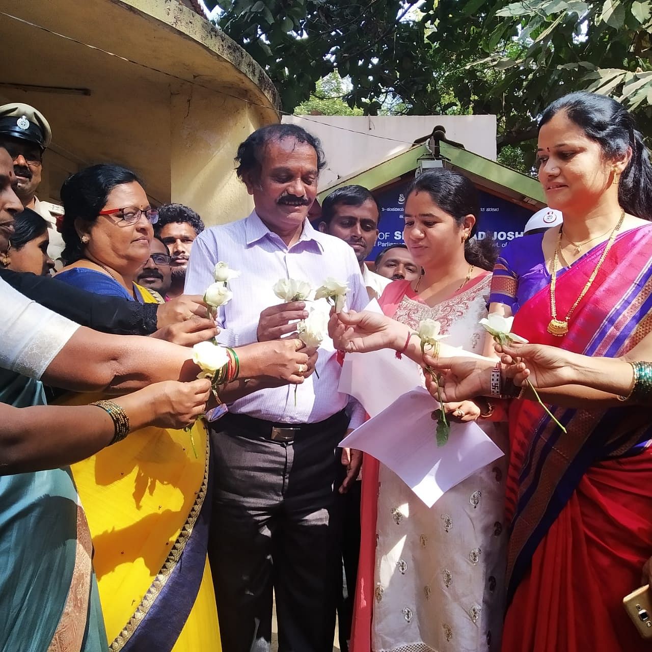 Mahila Congress members presented roses to the staff at Union Minister Pralhad Joshi's office in Hubballi. (DH Photo)
