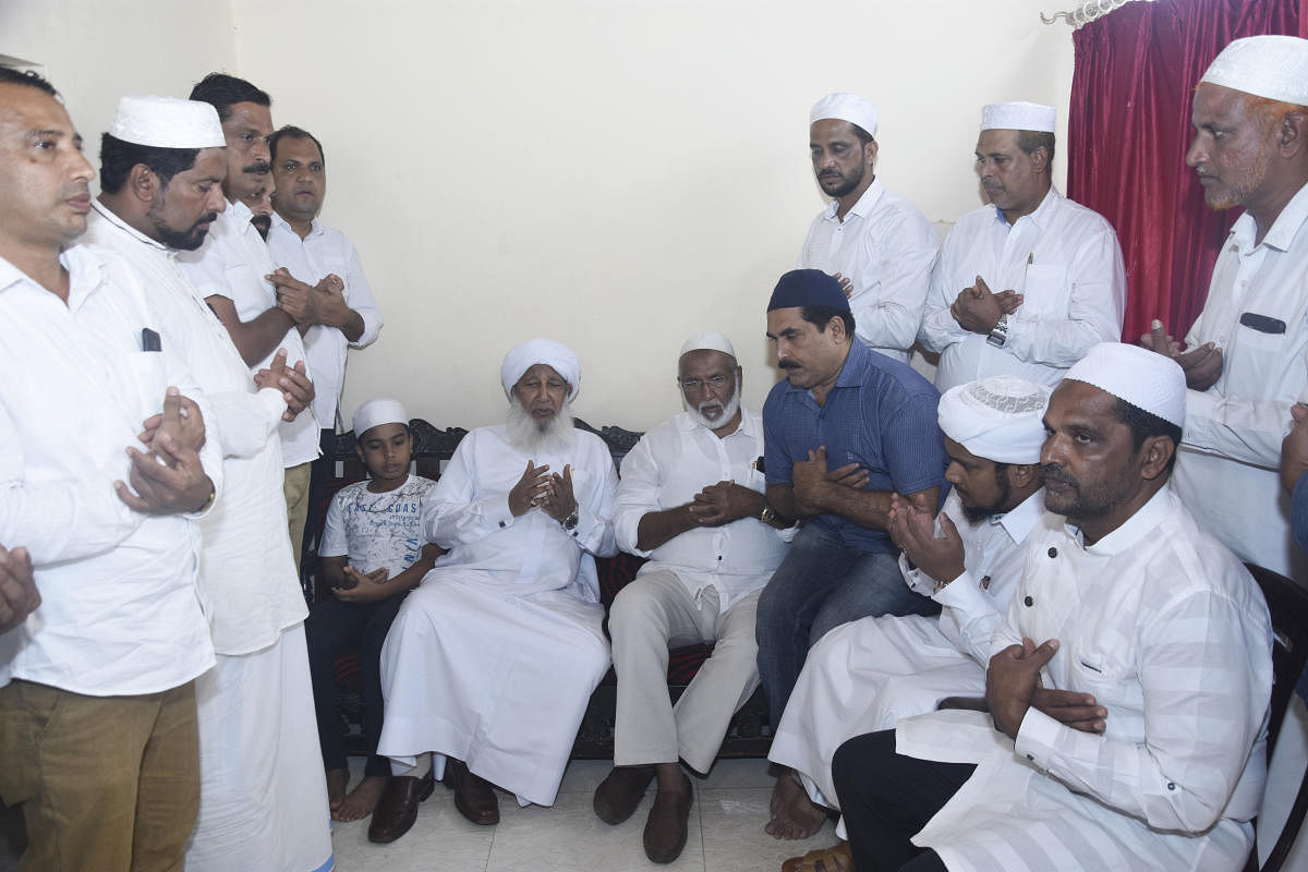 A P Aboobacker Musliyar, general secretary of All India Sunni Jamiyyathul Ulama, offers prayers in the house of Jaleel, who was killed in the police firing in Mangaluru, at Kandak in Mangaluru.