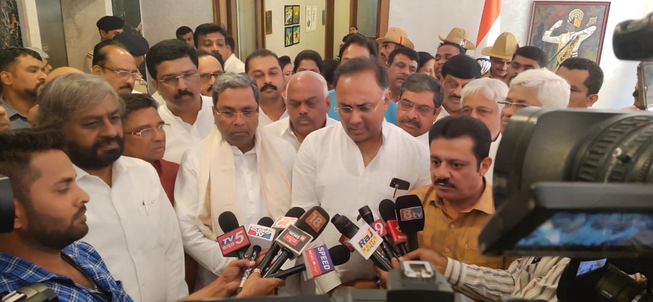 The show of unity came at a time when the Congress is in the midst of a leadership crisis, with Siddaramaiah and Rao having tendered resignation to their respective positions owning moral responsibility for the party’s poor performance in the recent bypolls. Photo/Twitter (@INCKarnataka)
