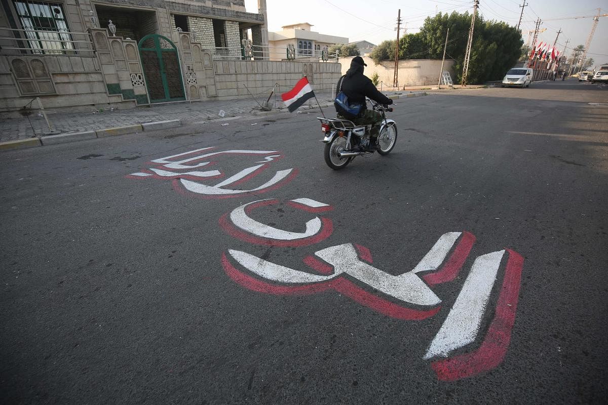 A slogan reading in Arabic "Death to America" is painted on the ground in the Iraqi capital Baghdad on January 3, 2020, following news of the killing of Iranian Revolutionary Guards top commander Qasem Soleimani in a US strike on his convoy at Baghdad international airport. (AFP photo)