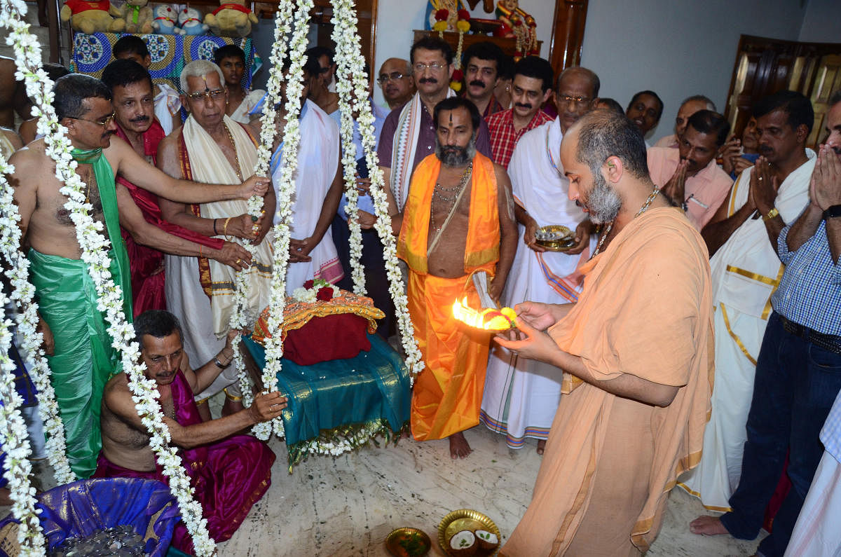 Admar Mutt junior Pontiff Eshapriya Theertha Swami offers ‘Tulabhara Seve’ to Admar Mutt presiding deity (Pattada Devaru) Lord Chaturbhuja Kaleeyamardana Krishna in Kadri, Mangaluru. DH Photo