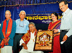 felicitation: Renowned sarod exponent Pandit Rajiv Taranath was felicitated by Ganabharathi on the occasion of completing 80 years, in Mysore on&#8200;Saturday. Music critic Rama V&#8200;Bennur, scholar T&#8200;P&#8200;Vaidyanathan, president of Ganabharathi Dr C&#8200;G&#8200;Narasimhan and retired deputy director of Kannada and Culture M&#8200;G&#8200;Sadanandaiah are seen. dh photo