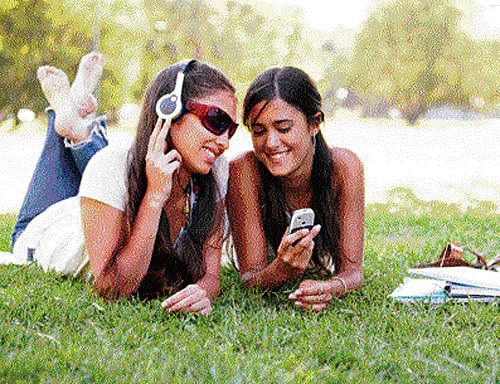 Listening to music during surgery reduces pain, anxiety