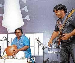 in sync Victor Wooten with Karthik on the ghatam and Bangalore Amrit on the kanjira.   dh photos by janardhan B K