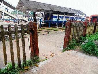 One of the illegal entry points to the first platform at Mangalore Central Railway station.