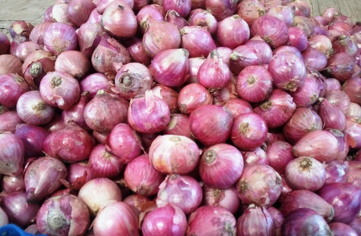 After demands from various states, the Centre had ordered imports of 42,000 tonnes of onions from countries such as Egypt, Turkey, Iran, Afghanistan to boost supplies in the domestic markets where prices of the bulb had touched Rs 150 per kg. (DH Photo)