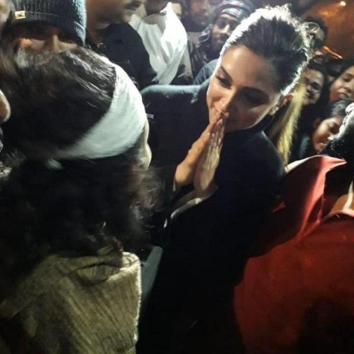 Deepika Padukone visited the JNU campus and joined the agitating students to express her solidarity. Credit: Twitter