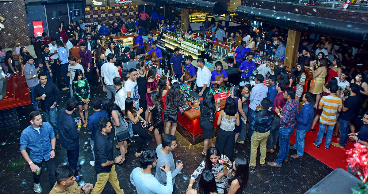 Revellers enjoy in a pub in City, minutes before the new year. (DH Photo/ Govindraj Javali)