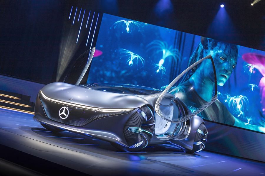 A menu selection projected onto the palm of the hand allows the passenger to intuitively choose between different functionalities. (Photo: Mercedes-Benz)