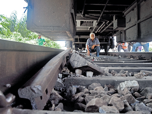 Off Track: A worker inspects the spot at Nayandahalli station, where the Bengaluru-Mysuru passenger train derailed on Friday. DH&#8200;PHOTO