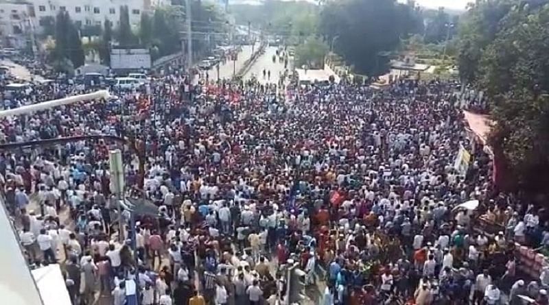 Thousands of people gathered at Jagat Circle In Kalaburagi city of Karnataka. (DHNS Photo)