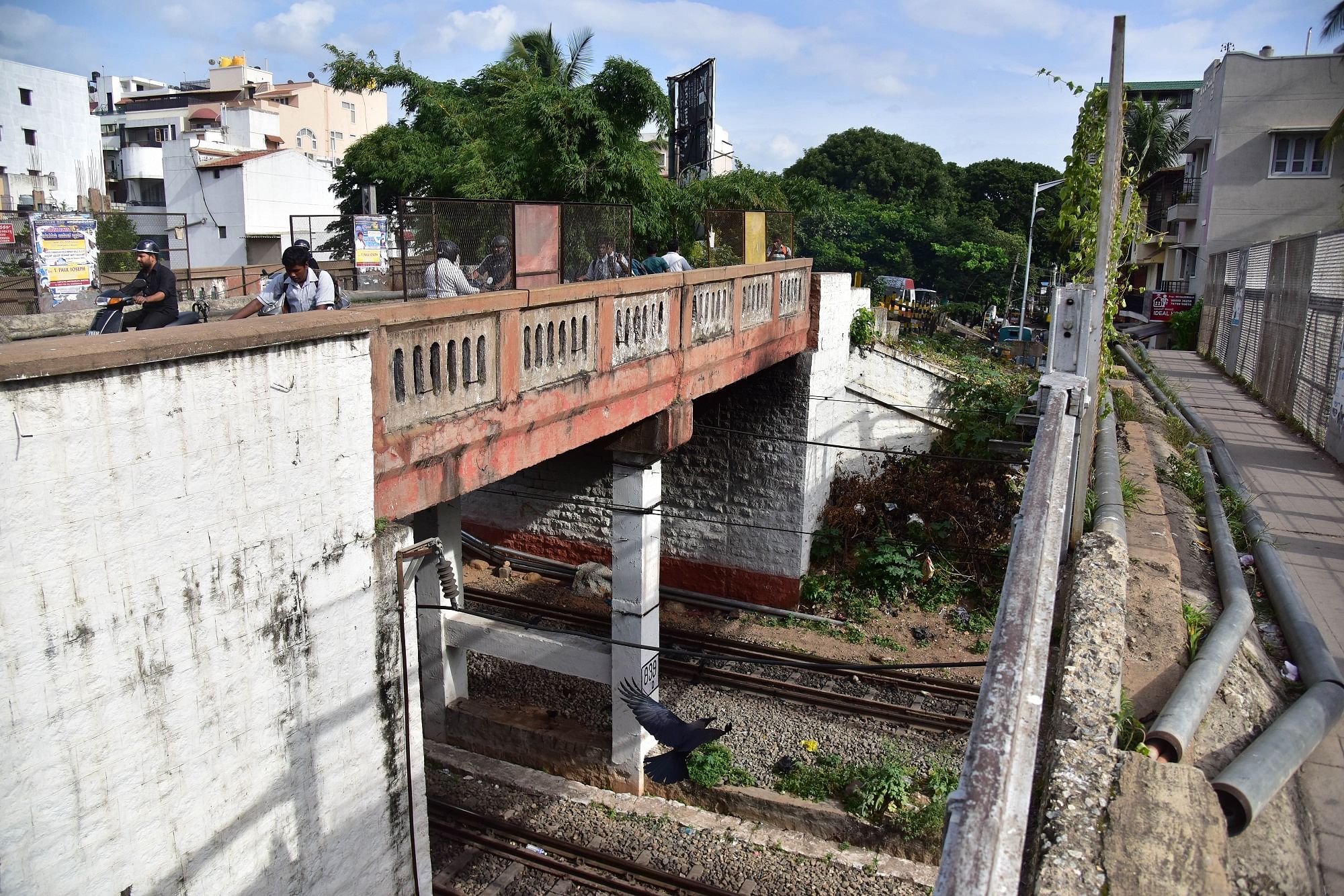 This road overbridge connects Mosque Road and Richards Park. 