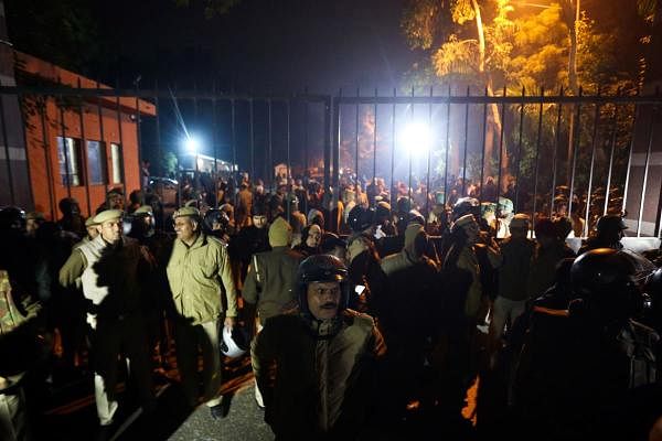 Police gather outside a gate of the Jawaharlal Nehru University (JNU) following alleged clashes between student groups in New Delhi on January 5, 2020. (AFP photo)