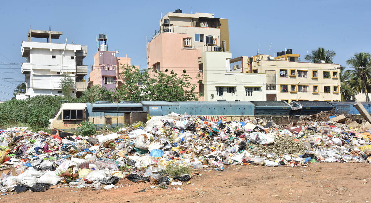 For DH Point blank story of garbage dumped near railway line at Muthyalanagar in Bengaluru on Wednesday 24th October 2018. Photo by Janardhan B K