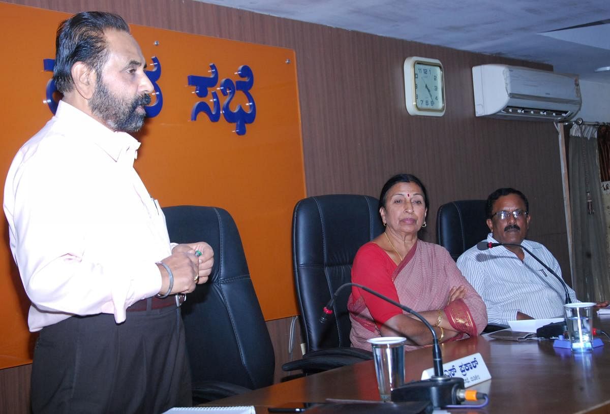 Retired PWD engineer Satyanarayana Rao speaks during a special meeting at the CMC auditorium on Saturday.CMC President Kaveramma Somanna and CMC Commissioner Ramesh look on.