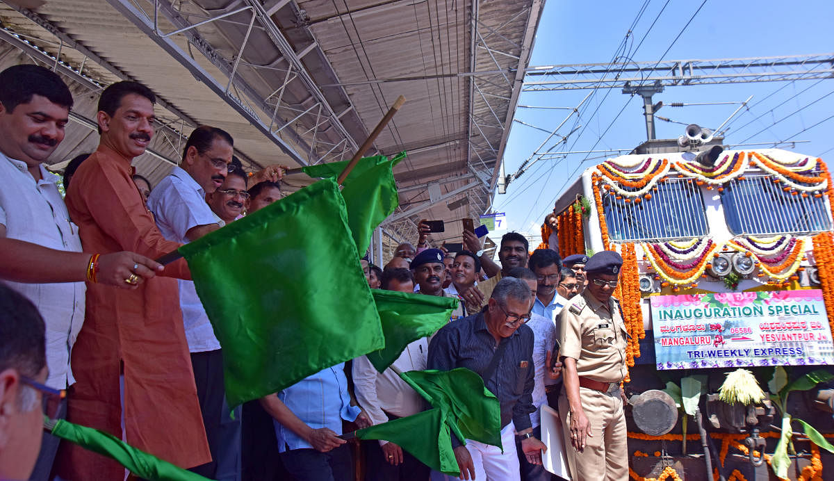 MP Nalin Kumar Kateel flags off the Yeshwanthpur-Mangaluru tri-weekly express train at the Mangaluru Central Railway Station on Thursday. Mayor Bhaskar K and MLA D Vedavyas Kamath look on.