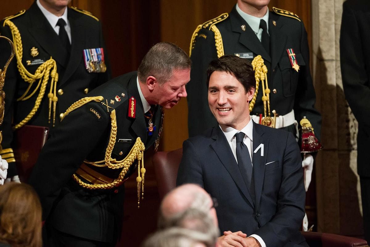 Canadian Prime Minister Justin Trudeau speaking with Chief of the Defence Staff General Jonathan Vance. (GEOFF ROBINS / AFP Photo)