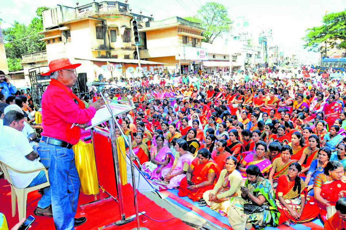 AITUC district unit president K Gunashekar addresses labourers in Chikkamagaluru.