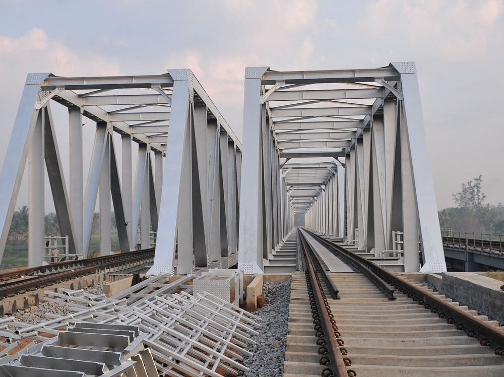 The National Federation of Indian Railwaymen (NFIR) have written to the board stating that the 2.2 lakh keymen on the payroll of the national transporter, who are considered railways' last line of defence against safety issues actually walk double their beat length - to and fro - carrying equipment and other necessities which weigh around 14 kg. (DH file photo)