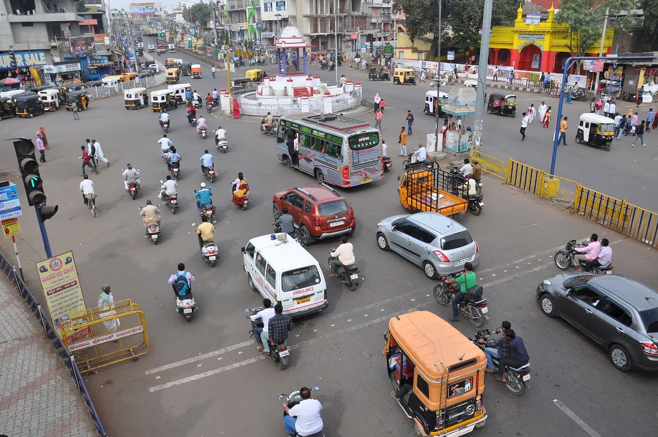 Traffic remained as usual in Vijayapura. (DHNS Photo)