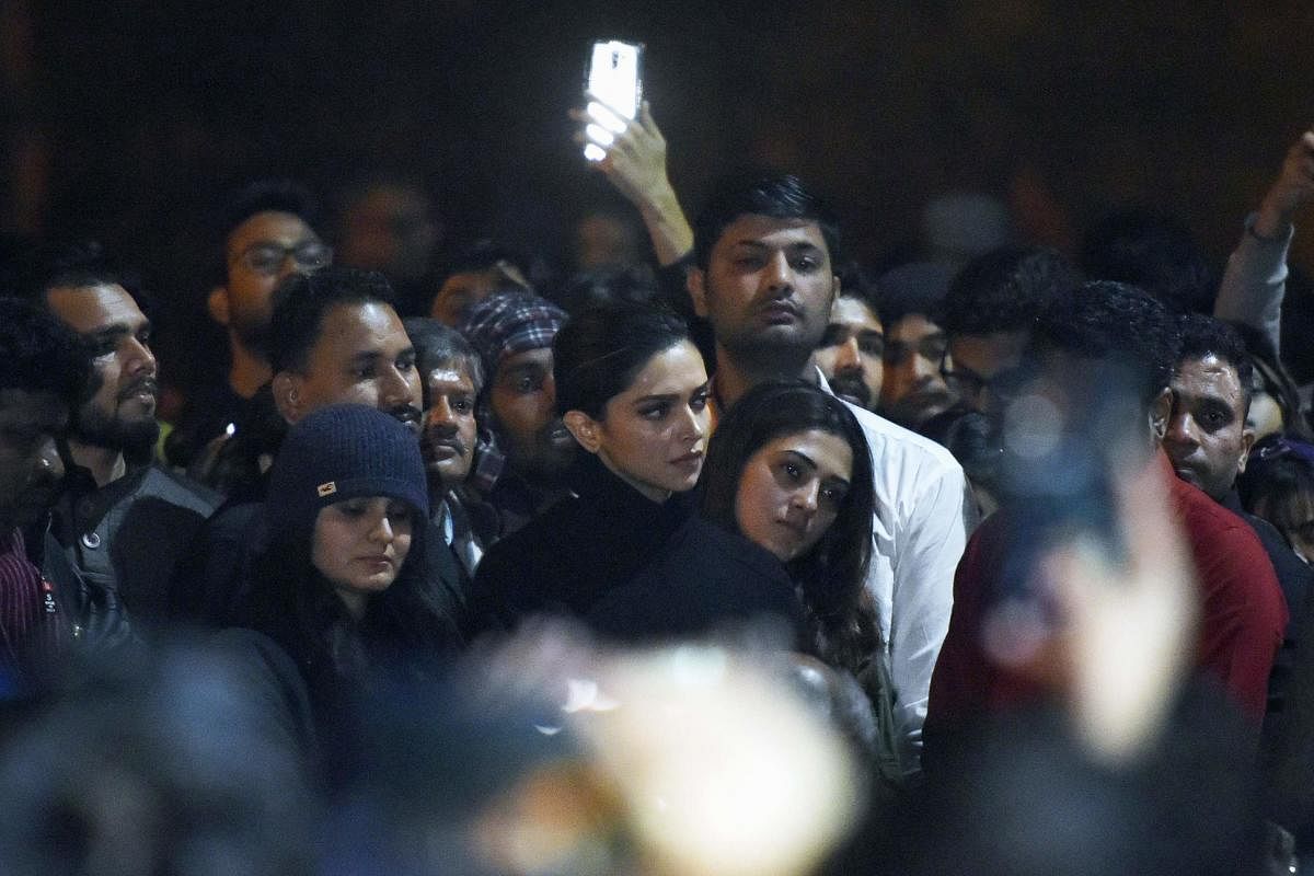  Deepika Padukone (C) visits students protesting at Jawaharlal Nehru University (JNU) against a recent attack at JNU on students and teachers in New Delhi. AFP
