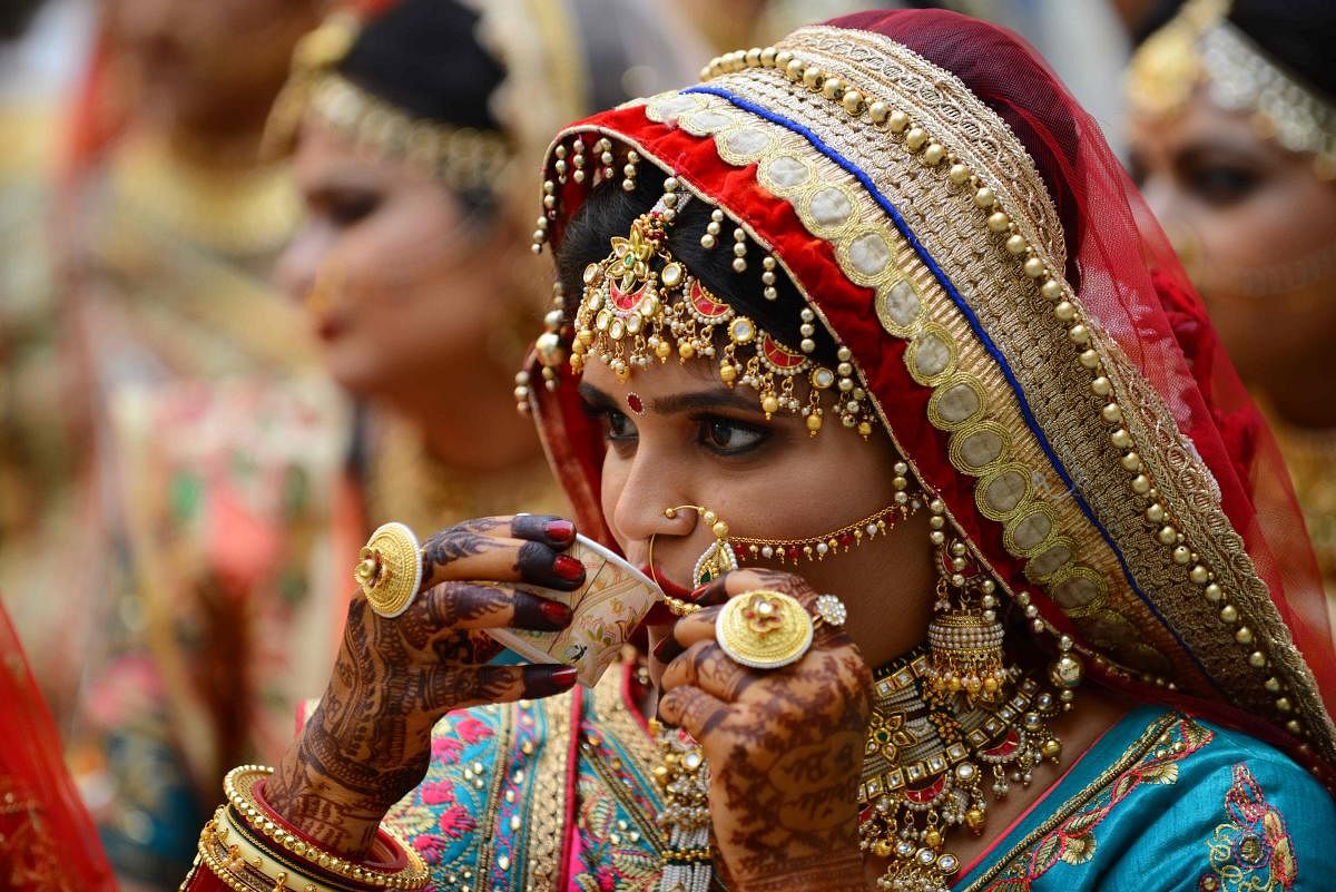A bride drinks tea before a mass wedding ceremony in Surat, some 270 km from Ahmedabad on December 21, 2019. (AFP Photo)