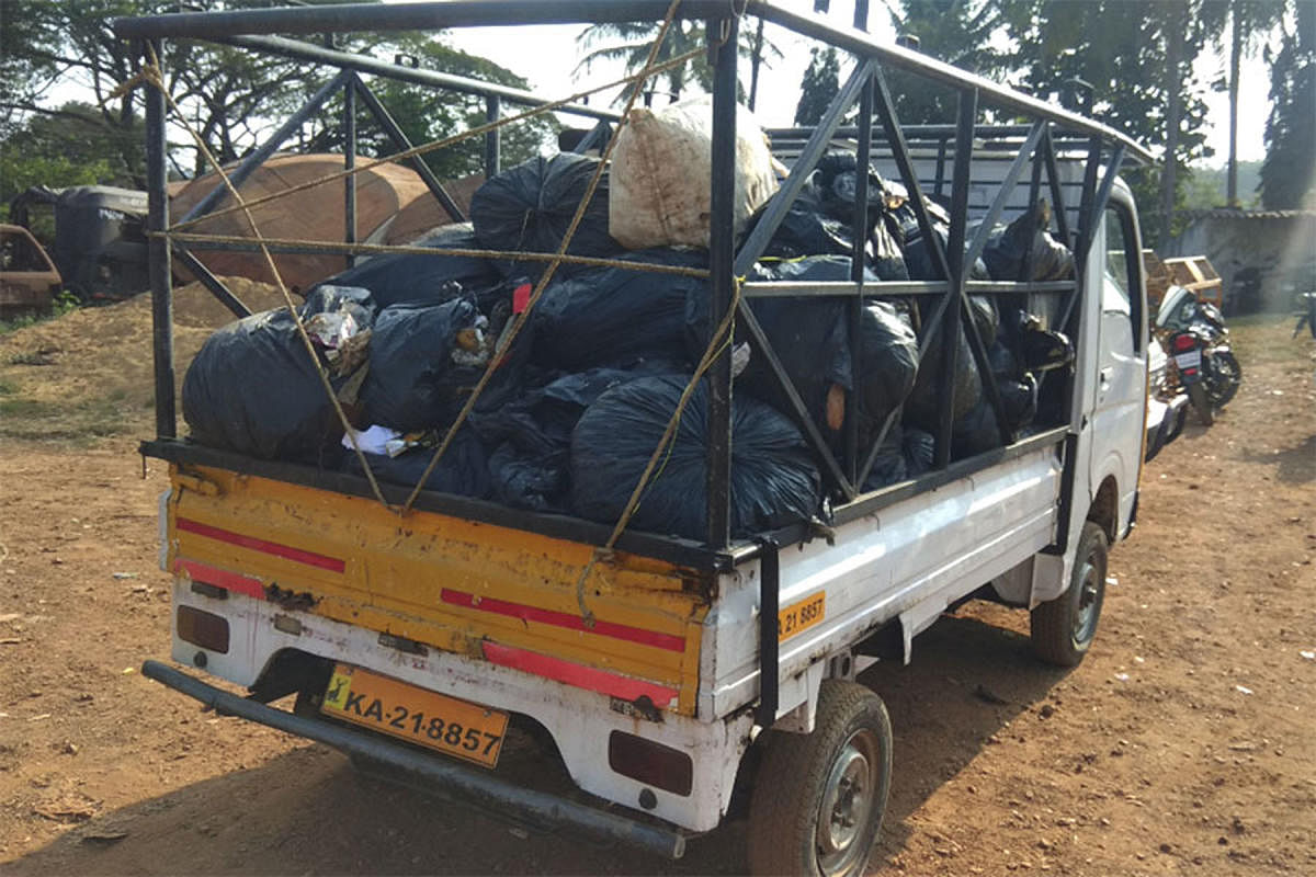A vehicle that was carrying waste from a homestay in Madikeri to be dumped on the banks of River Cauvery at Cheriyaparambu was raided by the Napoklu Gram Panchayat authorities. DH Photo