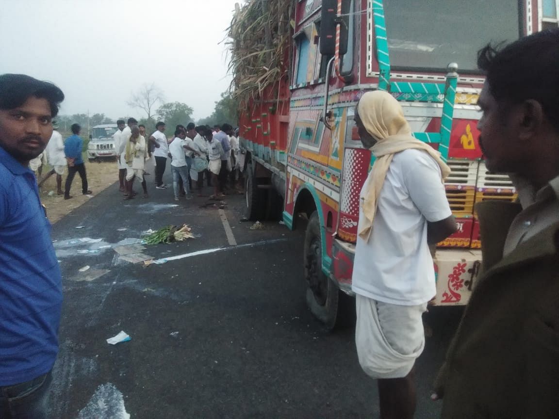 The mishap occurred when the sugarcane-laden lorry was parked on the roadside. (DH photo)
